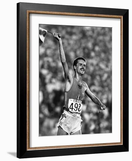 L'Athlete Italien Alberto Cova Vainqueur Du 10 000 M Aux Jeux Olympiques D'Ete De 1984-null-Framed Photo