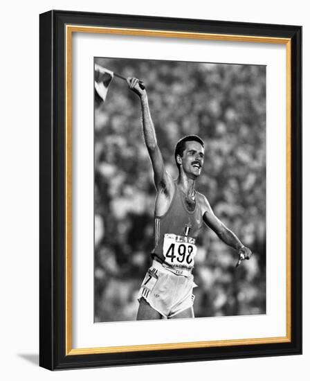 L'Athlete Italien Alberto Cova Vainqueur Du 10 000 M Aux Jeux Olympiques D'Ete De 1984-null-Framed Photo