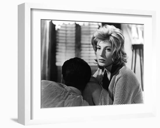 L'AVVENTURA, 1960 directed by MICHELANGELO ANTONIONI Gabriele Ferzetti / Monica Vitti (b/w photo)-null-Framed Photo