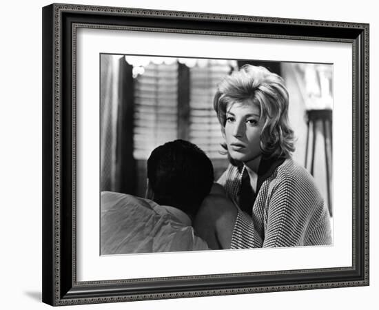 L'AVVENTURA, 1960 directed by MICHELANGELO ANTONIONI Gabriele Ferzetti / Monica Vitti (b/w photo)-null-Framed Photo