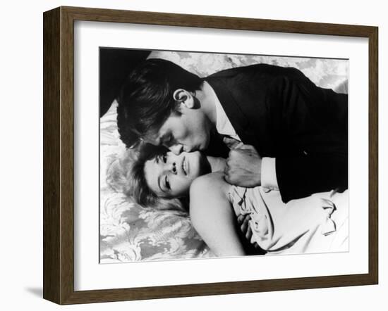 L'eclipse by Michelangelo Antonioni with Alain Delon and Monica Vitti, 1962 (b/w photo)-null-Framed Photo