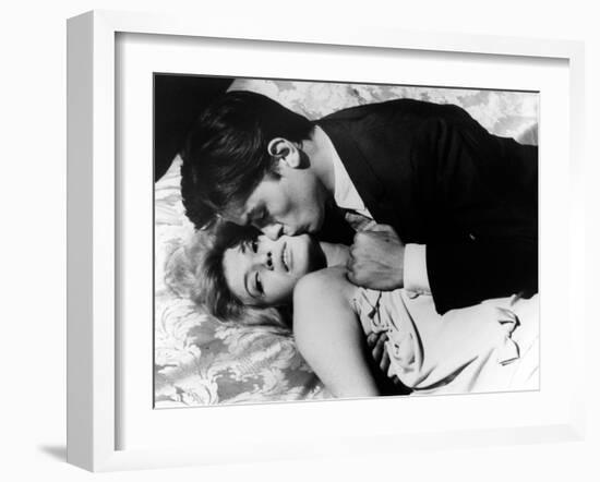 L'eclipse by Michelangelo Antonioni with Alain Delon and Monica Vitti, 1962 (b/w photo)-null-Framed Photo