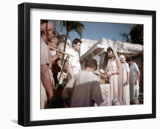 L'egyptien (THE EGYPTIAN) by Michael Curtiz with Edmund Purdom and Jean Simmons, 1954 (photo)-null-Framed Photo
