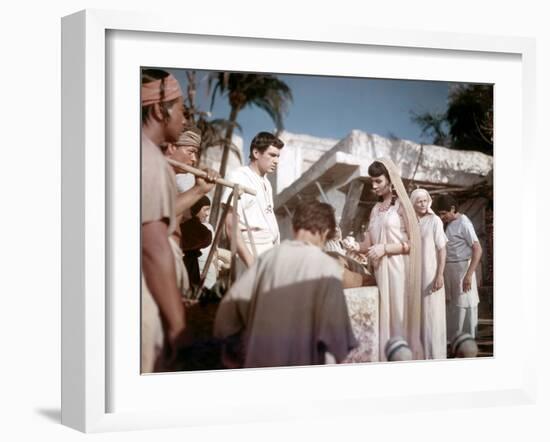 L'egyptien (THE EGYPTIAN) by Michael Curtiz with Edmund Purdom and Jean Simmons, 1954 (photo)-null-Framed Photo