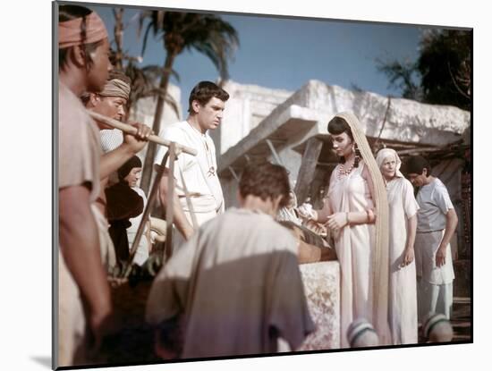 L'egyptien (THE EGYPTIAN) by Michael Curtiz with Edmund Purdom and Jean Simmons, 1954 (photo)-null-Mounted Photo