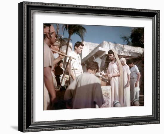 L'egyptien (THE EGYPTIAN) by Michael Curtiz with Edmund Purdom and Jean Simmons, 1954 (photo)-null-Framed Photo