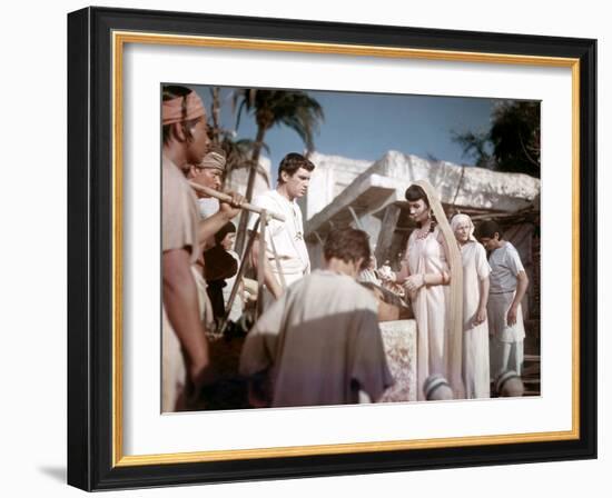 L'egyptien (THE EGYPTIAN) by Michael Curtiz with Edmund Purdom and Jean Simmons, 1954 (photo)-null-Framed Photo