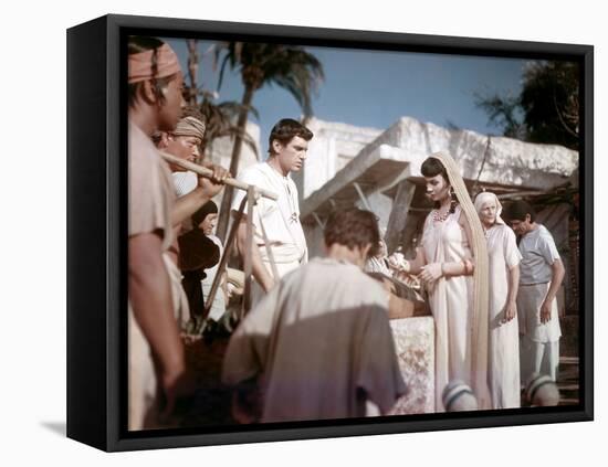L'egyptien (THE EGYPTIAN) by Michael Curtiz with Edmund Purdom and Jean Simmons, 1954 (photo)-null-Framed Stretched Canvas