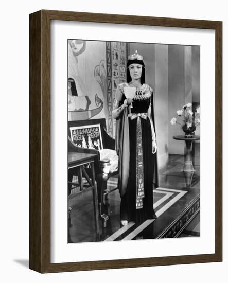 L'egyptien (THE EGYPTIAN) by Michael Curtiz with Gene Tierney, 1954 (b/w photo)-null-Framed Photo