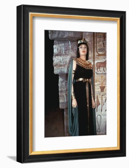 L'egyptien (THE EGYPTIAN) by Michael Curtiz with Gene Tierney, 1954 (photo)-null-Framed Photo