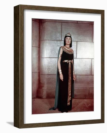 L'egyptien (THE EGYPTIAN) by Michael Curtiz with Gene Tierney, 1954 (photo)-null-Framed Photo