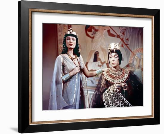 L'egyptien (THE EGYPTIAN) by Michael Curtiz with Gene Tierney and Judith Evelyn, 1954 (photo)-null-Framed Photo