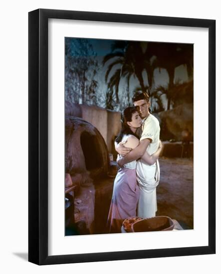 L'egyptien (THE EGYPTIAN) by Michael Curtiz with Jean Simmons and Edmund Purdom, 1954 (photo)-null-Framed Photo