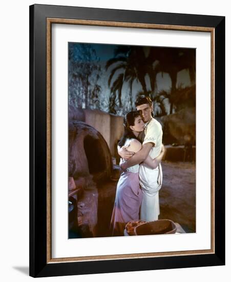 L'egyptien (THE EGYPTIAN) by Michael Curtiz with Jean Simmons and Edmund Purdom, 1954 (photo)-null-Framed Photo