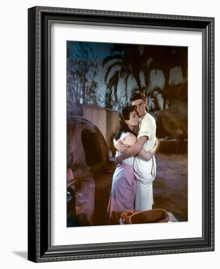 L'egyptien (THE EGYPTIAN) by Michael Curtiz with Jean Simmons and Edmund Purdom, 1954 (photo)-null-Framed Photo