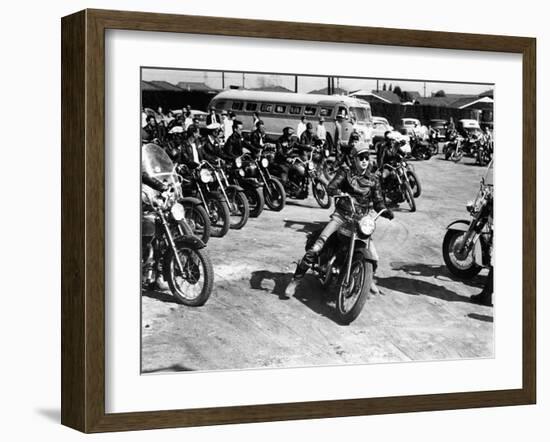 L'Equipee Sauvage THE WILD ONE by Laszlo Benedek with Marlon Brando, 1953 (b/w photo)-null-Framed Photo