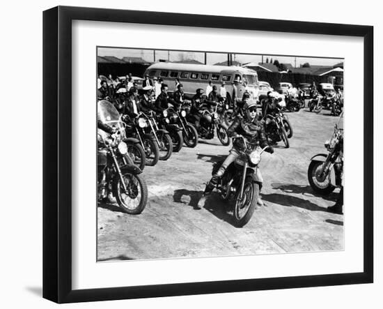 L'Equipee Sauvage THE WILD ONE by Laszlo Benedek with Marlon Brando, 1953 (b/w photo)-null-Framed Photo