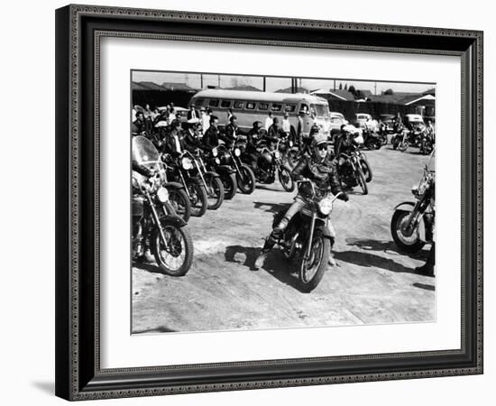 L'Equipee Sauvage THE WILD ONE by Laszlo Benedek with Marlon Brando, 1953 (b/w photo)-null-Framed Photo