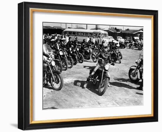 L'Equipee Sauvage THE WILD ONE by Laszlo Benedek with Marlon Brando, 1953 (b/w photo)-null-Framed Photo