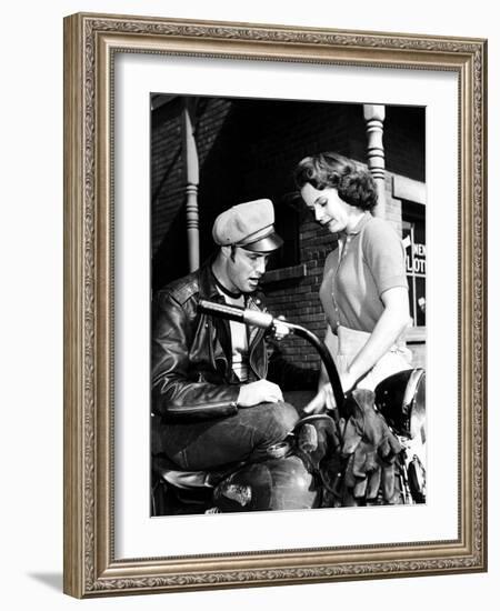 L'Equipee Sauvage THE WILD ONE by Laszlo Benedek with Marlon Brando and Mary Murphy, 1953 (b/w phot-null-Framed Photo