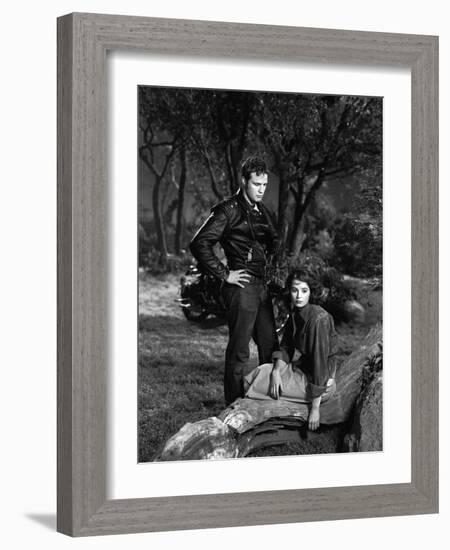 L'Equipee Sauvage THE WILD ONE by Laszlo Benedek with Marlon Brando and Mary Murphy, 1953 (b/w phot-null-Framed Photo