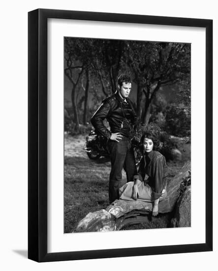 L'Equipee Sauvage THE WILD ONE by Laszlo Benedek with Marlon Brando and Mary Murphy, 1953 (b/w phot-null-Framed Photo