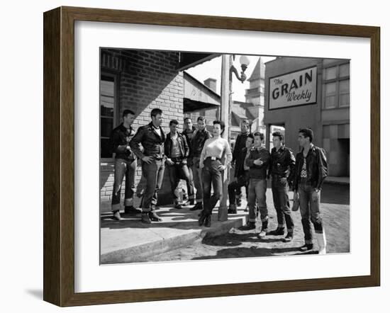 L'Equipee Sauvage THE WILD ONE by Laszlo Benedek with Marlon Brando and Yvonne Doughty, 1953 (b/w p-null-Framed Photo