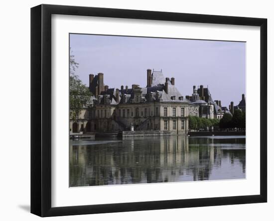 L'étang et les bâtiments de la cour de la Fontaine-null-Framed Giclee Print