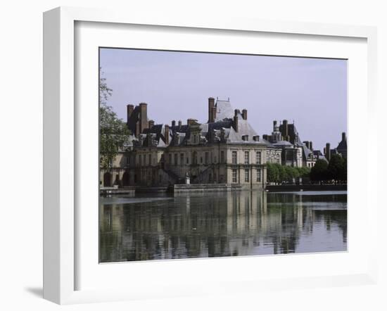 L'étang et les bâtiments de la cour de la Fontaine-null-Framed Giclee Print