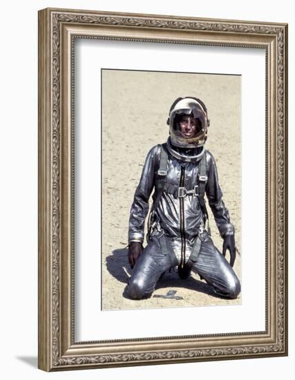 L'Etoffe des heros (The Right Stuff) by PhilipKaufman with Sam Shepard, 1983 (photo)-null-Framed Photo