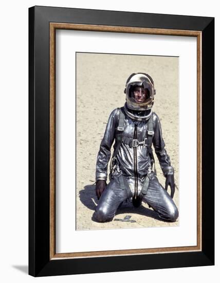 L'Etoffe des heros (The Right Stuff) by PhilipKaufman with Sam Shepard, 1983 (photo)-null-Framed Photo