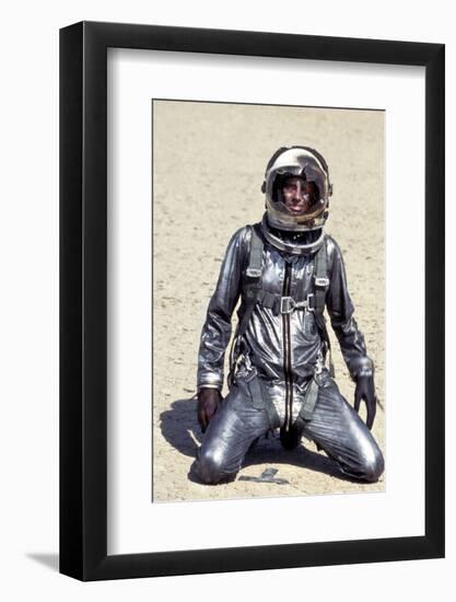 L'Etoffe des heros (The Right Stuff) by PhilipKaufman with Sam Shepard, 1983 (photo)-null-Framed Photo