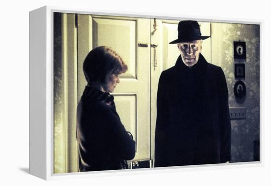 L' exorciste THE EXORCIST by William Friedkin with Ellen Burstyn and Max von Sydow, 1973 (photo)-null-Framed Stretched Canvas