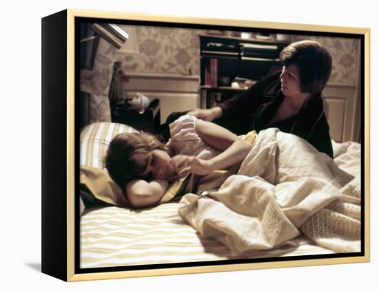 L' exorciste THE EXORCIST by William Friedkin with Linda blair and Ellen Burstyn, 1973 (photo)-null-Framed Stretched Canvas