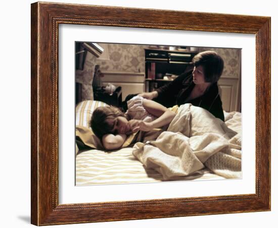 L' exorciste THE EXORCIST by William Friedkin with Linda blair and Ellen Burstyn, 1973 (photo)-null-Framed Photo