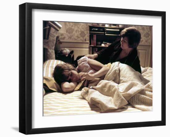 L' exorciste THE EXORCIST by William Friedkin with Linda blair and Ellen Burstyn, 1973 (photo)-null-Framed Photo