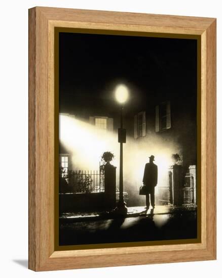 L' exorciste THE EXORCIST by William Friedkin with Max von Sydow, 1973 (photo)-null-Framed Stretched Canvas
