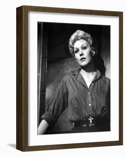 L'Homme au bras d'or THE MAN WITH THE GOLDEN ARM by Otto Preminger with Kim Novak, 1955 (b/w photo)-null-Framed Photo