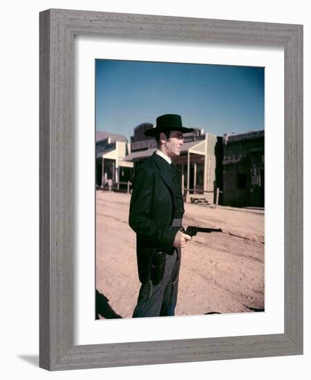 L'Homme aux colts d'or WARLOCK by EdwardDmytryk with Henry Fonda, 1959 (photo)-null-Framed Photo