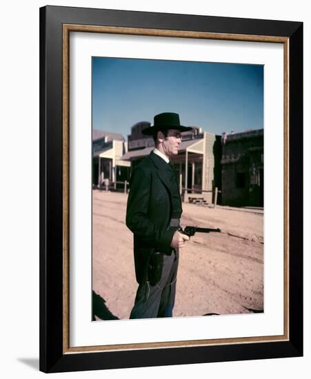 L'Homme aux colts d'or WARLOCK by EdwardDmytryk with Henry Fonda, 1959 (photo)-null-Framed Photo