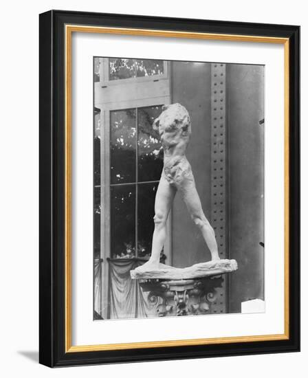 L'Homme qui marche / Rodin. plâtre, 1887 (Pavillon de l'Alma, Exposition Universelle 1900)-Auguste Rodin-Framed Giclee Print