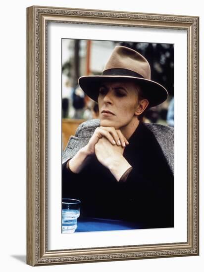 L' homme qui venait d'ailleurs MAN WHO FELL TO EARTH by NicolasRoeg with David Bowie, 1976 (photo)-null-Framed Photo