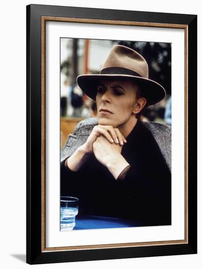 L' homme qui venait d'ailleurs MAN WHO FELL TO EARTH by NicolasRoeg with David Bowie, 1976 (photo)-null-Framed Photo