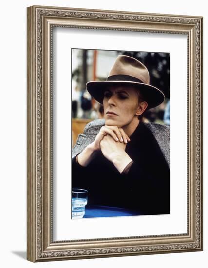 L' homme qui venait d'ailleurs MAN WHO FELL TO EARTH by NicolasRoeg with David Bowie, 1976 (photo)-null-Framed Photo