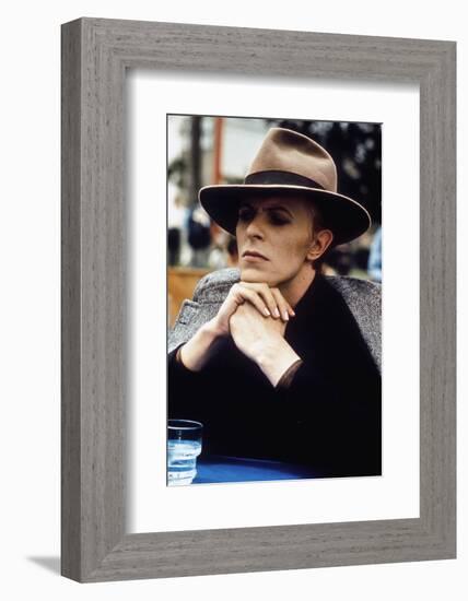 L' homme qui venait d'ailleurs MAN WHO FELL TO EARTH by NicolasRoeg with David Bowie, 1976 (photo)-null-Framed Photo