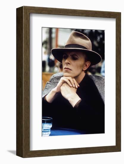 L' homme qui venait d'ailleurs MAN WHO FELL TO EARTH by NicolasRoeg with David Bowie, 1976 (photo)-null-Framed Photo