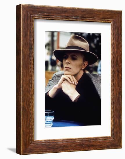 L' homme qui venait d'ailleurs MAN WHO FELL TO EARTH by NicolasRoeg with David Bowie, 1976 (photo)-null-Framed Photo