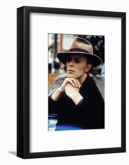 L' homme qui venait d'ailleurs MAN WHO FELL TO EARTH by NicolasRoeg with David Bowie, 1976 (photo)-null-Framed Photo