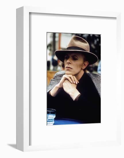 L' homme qui venait d'ailleurs MAN WHO FELL TO EARTH by NicolasRoeg with David Bowie, 1976 (photo)-null-Framed Photo