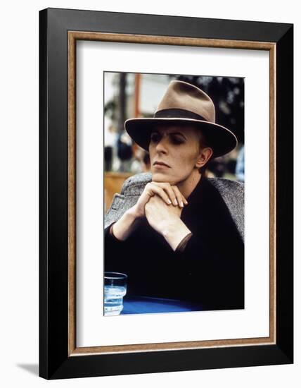 L' homme qui venait d'ailleurs MAN WHO FELL TO EARTH by NicolasRoeg with David Bowie, 1976 (photo)-null-Framed Photo